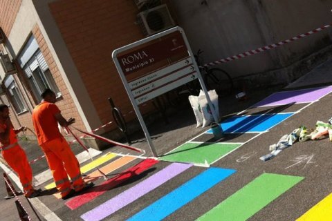 Roma: i 5 Stelle cancellano le strisce pedonali arcobaleno, simbolo LGBT - strisce - Gay.it