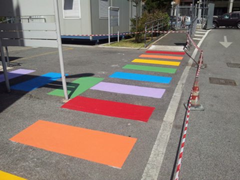 Roma: i 5 Stelle cancellano le strisce pedonali arcobaleno, simbolo LGBT - striscepedonaliarcobaleno - Gay.it
