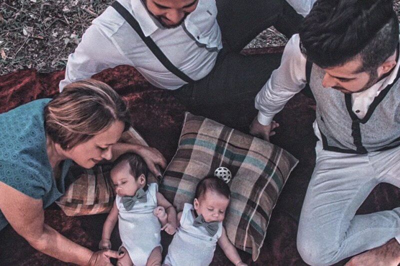 Questa donna ha donato il suo utero al figlio gay perché diventasse papà