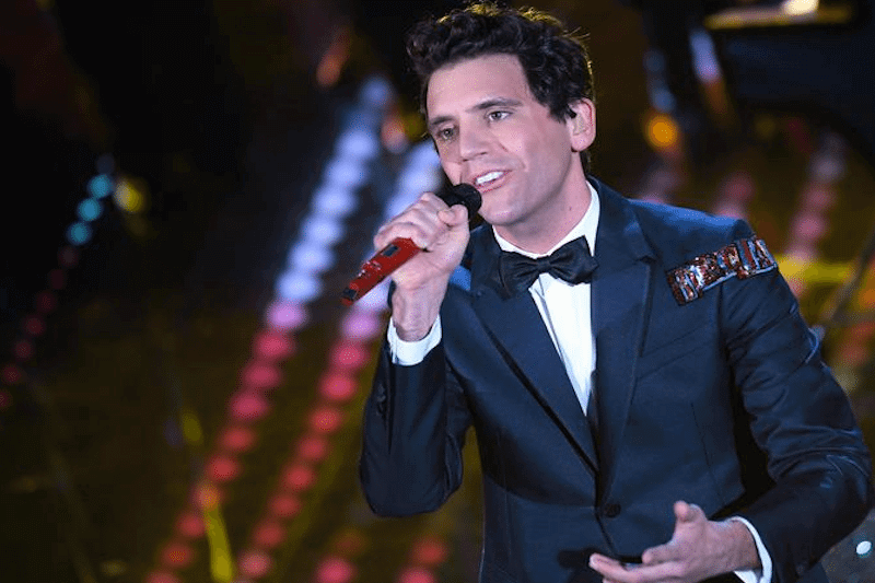 Il medley pazzesco di Mika a Sanremo