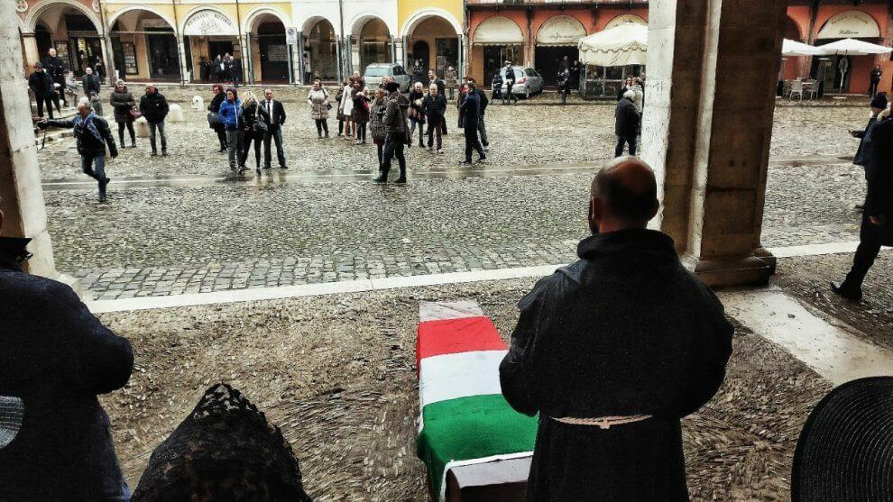 Forza Nuova mette in scena un funerale contro l'unione civile: è successo a Cesena - 190519820 723a1b16 b200 4ae1 9266 c66678a7a76c - Gay.it