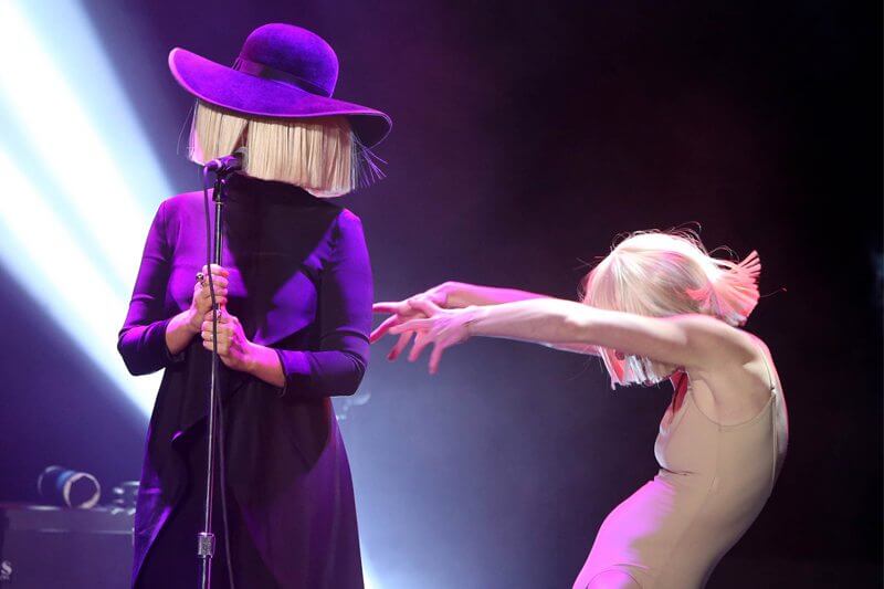 Sia risponde a Trump donando 100.000 dollari per gli immigrati LGBT
