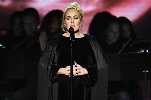 Grammy 2017: Adele sbaglia l'attacco del tributo a George Michael, ricomincia e incanta tutti - adele - Gay.it