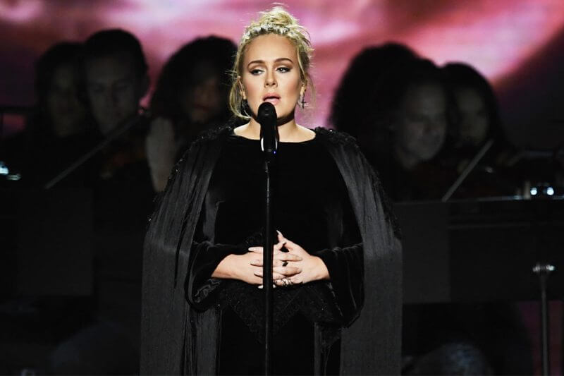 Grammy 2017: Adele sbaglia l’attacco del tributo a George Michael, ricomincia e incanta tutti