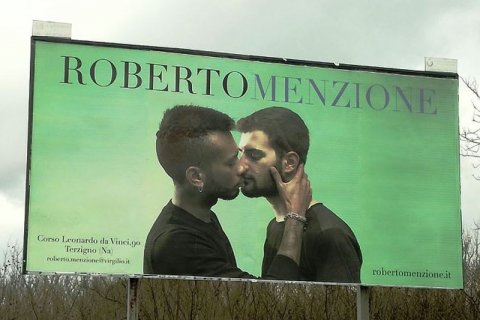 Napoli: proteste contro la pubblicità col bacio gay - bacio - Gay.it