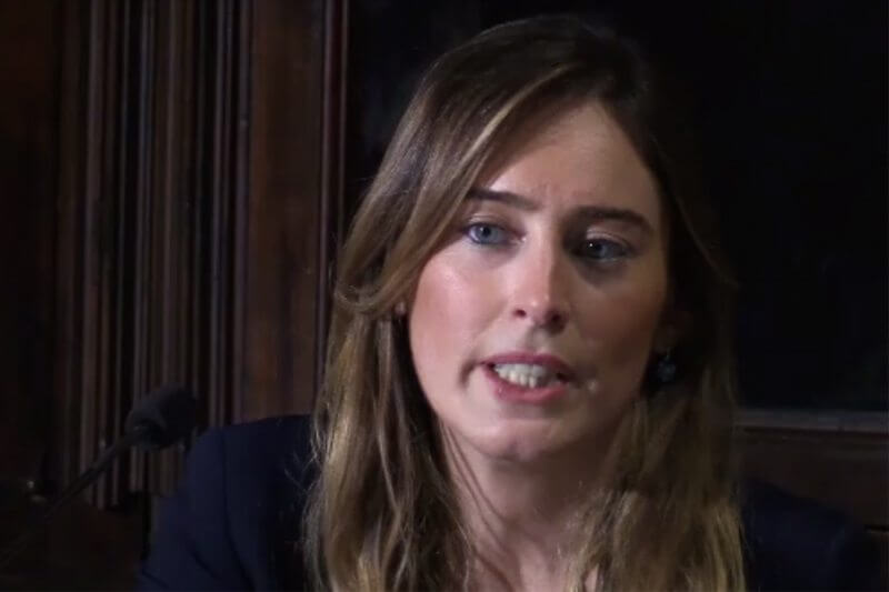 Unioni civili, lo studioso a Boschi: “Dante la metterebbe all’inferno”, lei: “Avrei compagnia interessante”