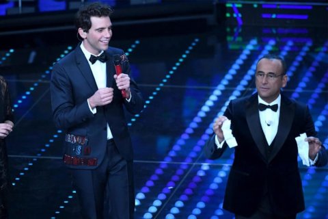 Sanremo 2017: Conti si sarebbe rifiutato di baciare Mika per uno sketch - conti 1 - Gay.it