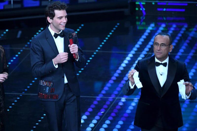 Sanremo 2017: Conti si sarebbe rifiutato di baciare Mika per uno sketch