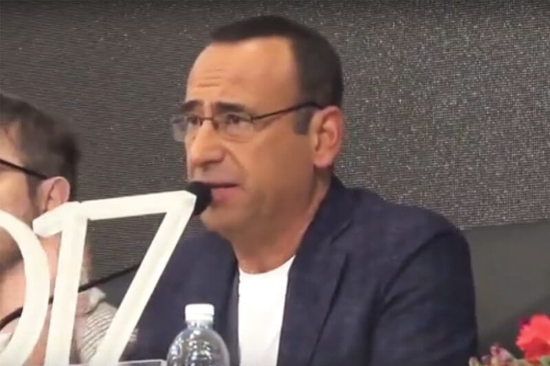 “Troppi gay a Sanremo”: Carlo Conti risponde alle critiche
