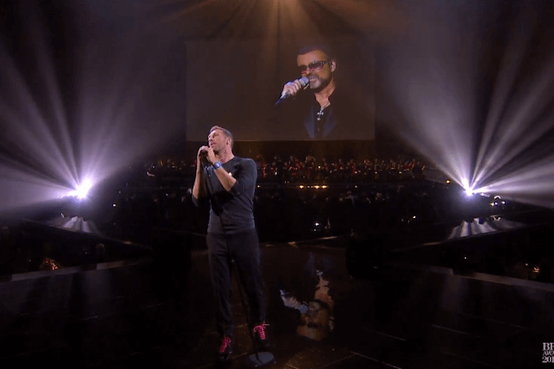 Il toccante tributo di Chris Martin a George Michael durante i Brit Awards