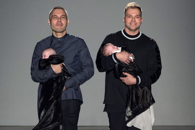 Lo stilista sfila con le figlie appena nate e il compagno: così apre la Fashion Week a Milano - milano - Gay.it