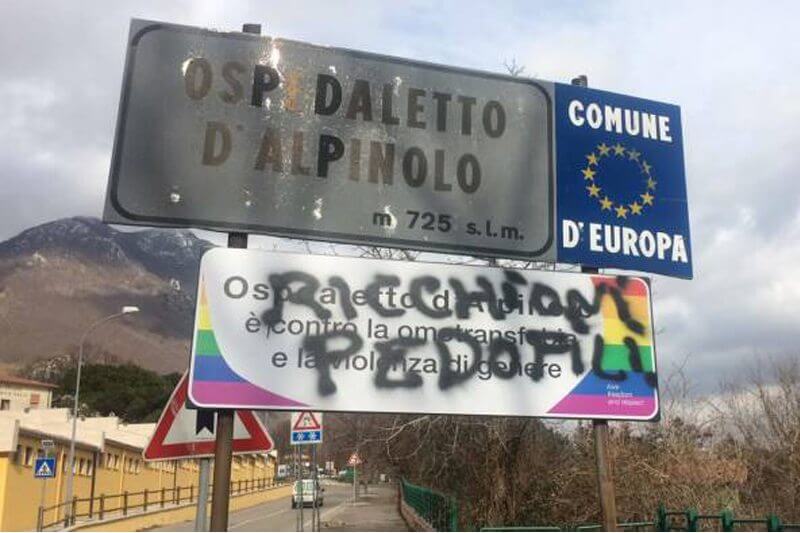 Dopo la Candelora imbrattata da ignoti la targa contro l’omofobia