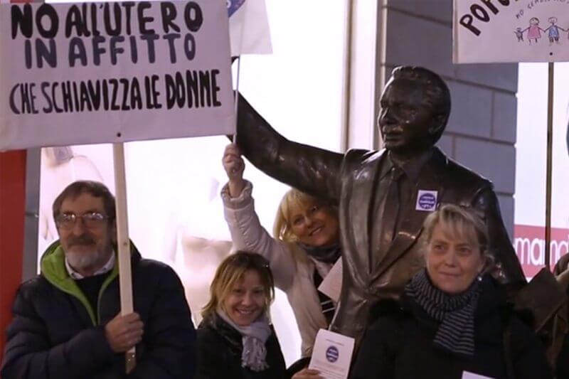 Sanremo 2017, il Popolo della famiglia contro Tiziano Ferro e Ricky Martin: “Le coppie gay sono malate”