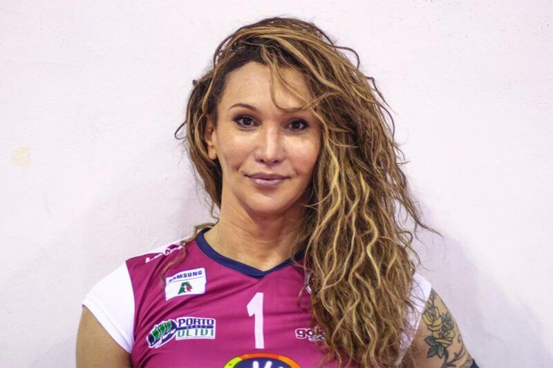 Pallavolo, polemiche delle avversarie contro la giocatrice trans: “Ha forza e altezza da uomo”