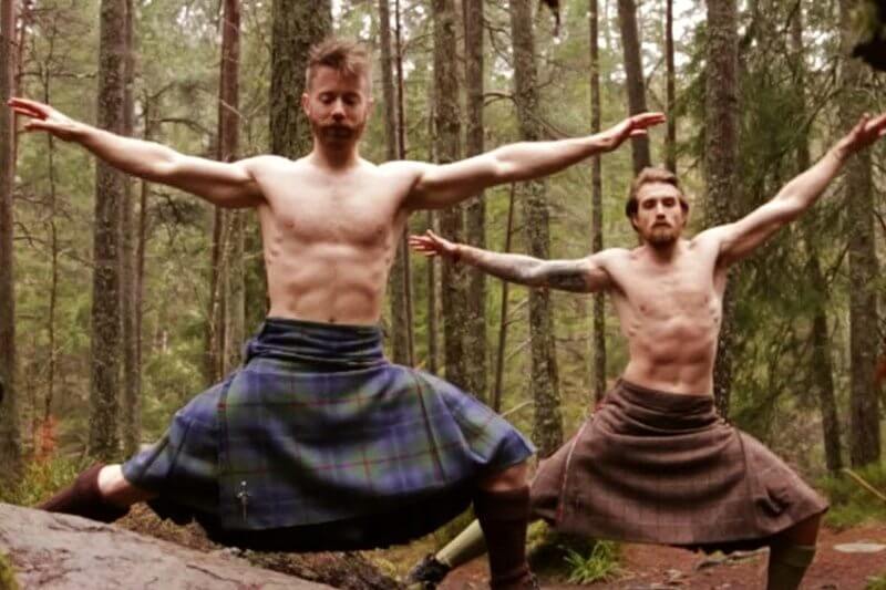 Barba, yoga, kilt: il video diventato virale sul web
