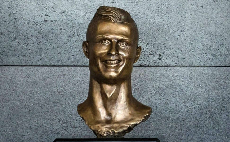 Tutti pazzi per la statua di Cristiano Ronaldo: gli somiglia o no? - Cristiano Ronaldo statua dedicata a lui a Madera 6 - Gay.it