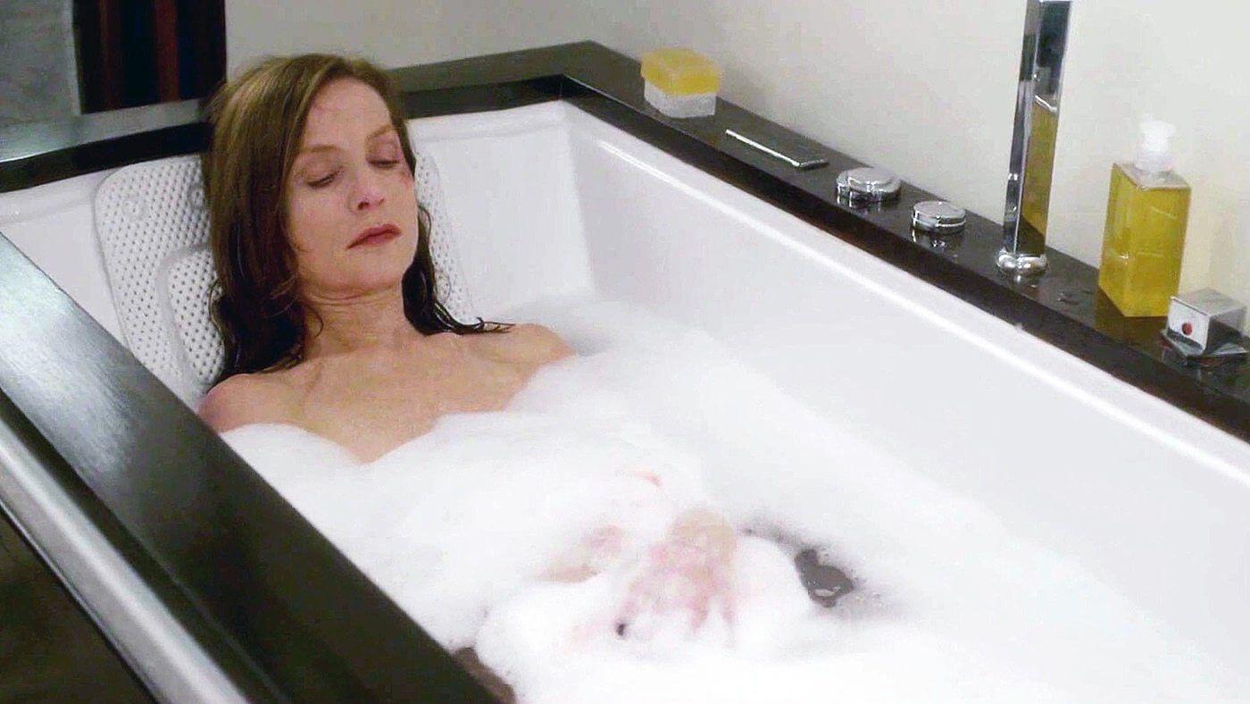 Suprema Isabelle Huppert: quanta audacia, anche saffica, nel bizzarro thriller Elle - Elle 4 - Gay.it