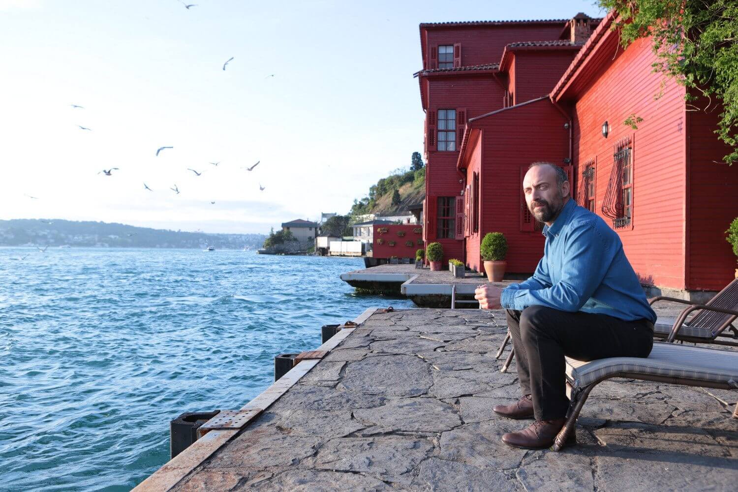 Misterioso e sensuale, Rosso Istanbul di Ozpetek è un grande enigma amoroso - Rosso Istanbul 4 - Gay.it