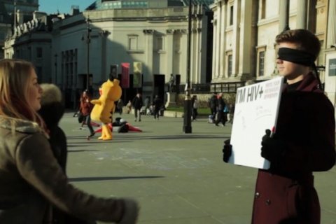"Sono sieropositivo", l'emozionante esperimento sociale in una piazza di Londra - Scaled Image 1 - Gay.it