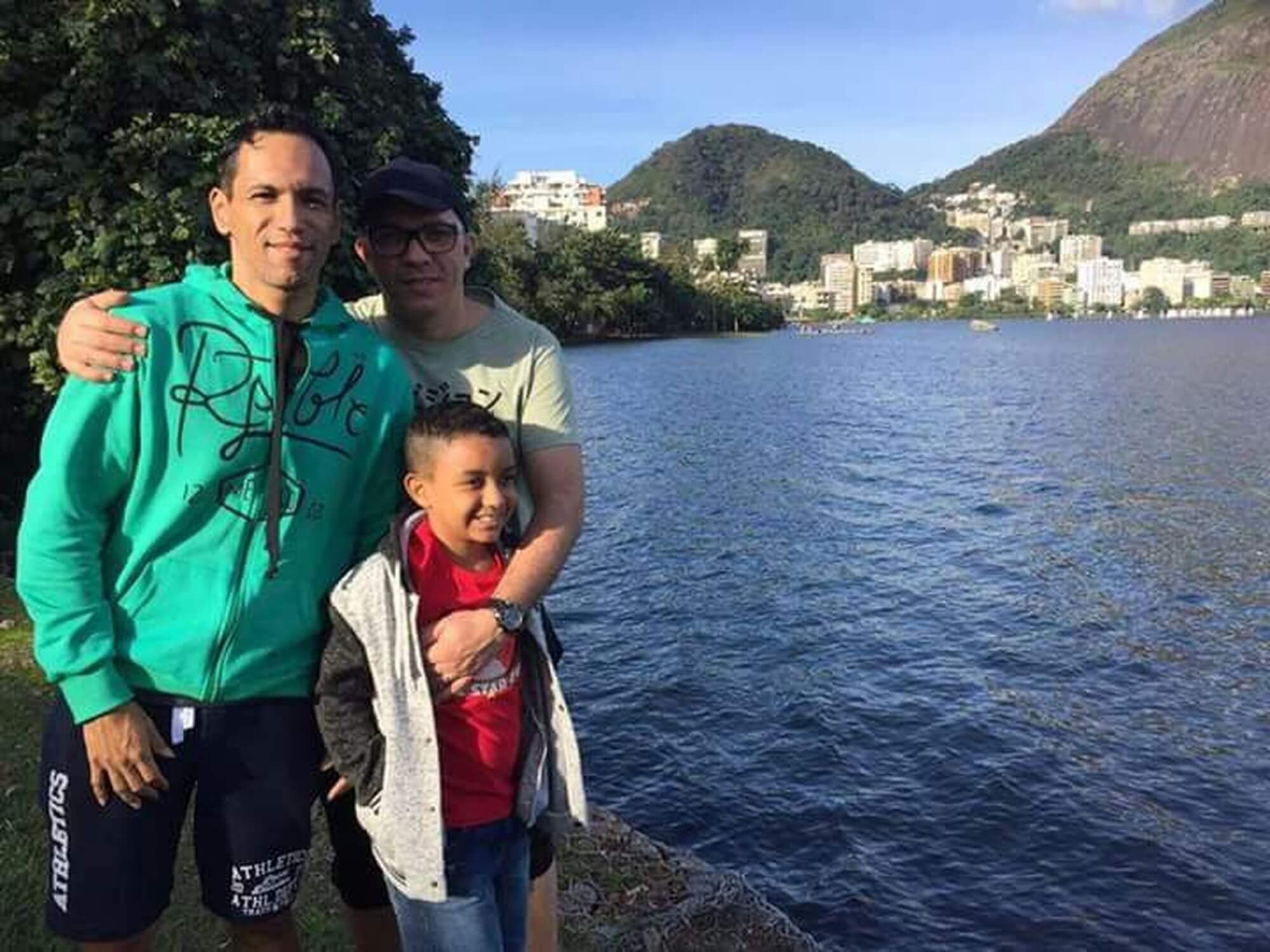 Bimbo adottato da coppia gay scrive un tema che sta emozionando il web: "Non mi voleva nessuno" - brasile - Gay.it