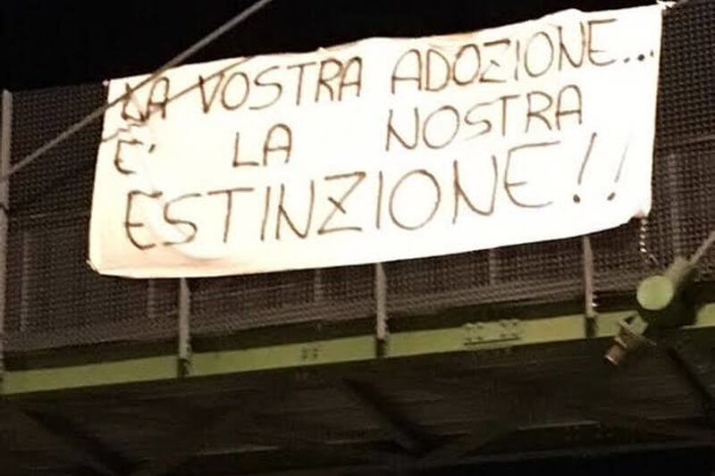 “La vostra adozione è la nostra estinzione”: lo striscione omofobo contro il Varese Pride 2017