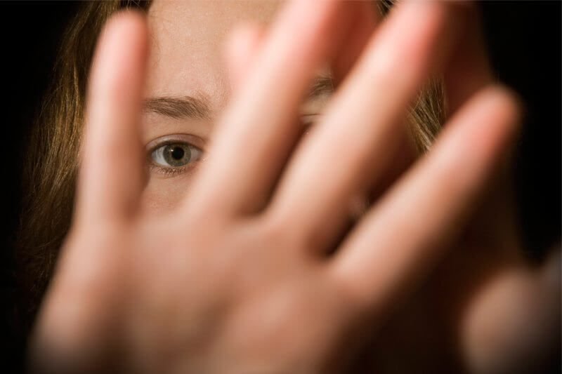 Quando il “mostro” è donna: nasce a Bologna il primo telefono per lesbiche vittime di violenza