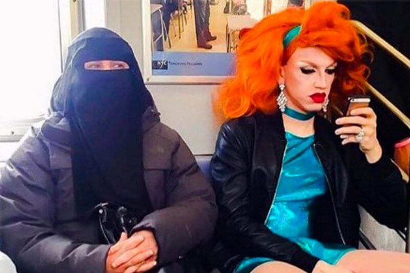 Una donna col niqab e una drag queen in metropolitana: la foto che divide l’America