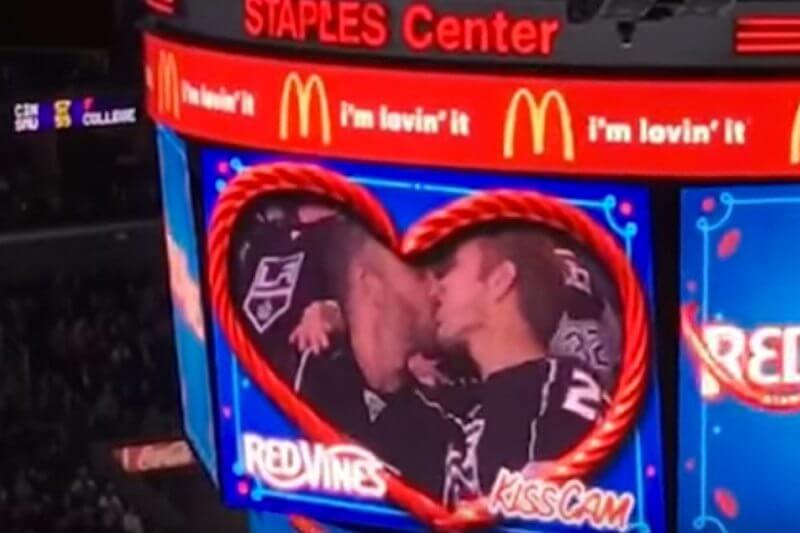 "Bacio disgustoso, sbarazzatevi di loro!": coppia gay insultata dallo speaker durante la kiss-cam - gay kiss cam - Gay.it