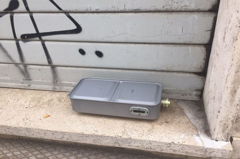 Contenitore di kerosene davanti al Gay Center di Roma