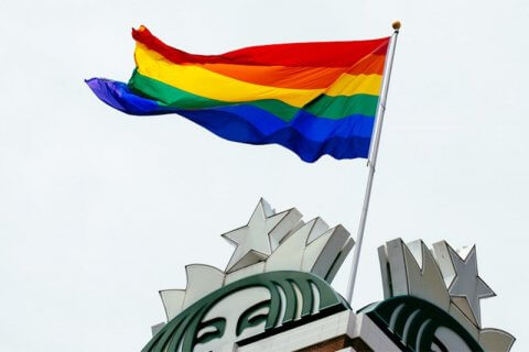 Starbucks contro l'omofobia: "Se odiate i gay non vogliamo i vostri soldi" - lgbt - Gay.it