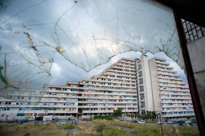 Napoli: preso a bastonate e bottigliate da due minorenni perché gay