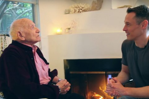 A 95 anni fa coming out su Youtube: "Per 65 anni ho vissuto con mia moglie" - nonno - Gay.it
