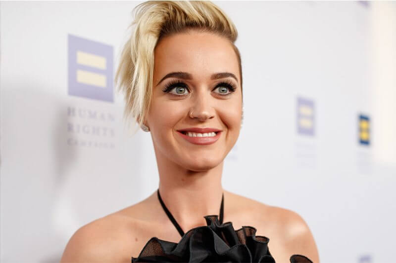 Katy Perry, premiata per il suo impegno per la comunità LGBT, racconta delle sue esperienze lesbo