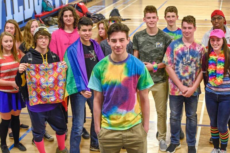T-shirt rainbow contro l’omofobia: l’appello di questo studente è diventato virale