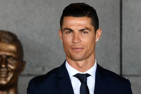 Tutti pazzi per la statua di Cristiano Ronaldo: gli somiglia o no? - ronaldo 1 - Gay.it