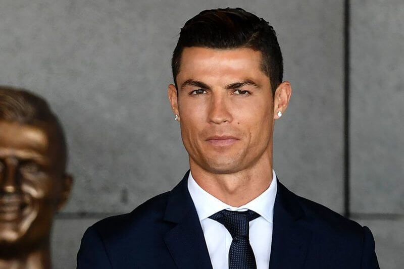 Tutti pazzi per la statua di Cristiano Ronaldo: gli somiglia o no?