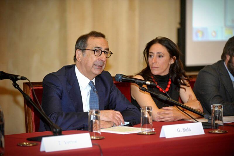 Il sindaco di Milano: “Sì alle adozioni gay”