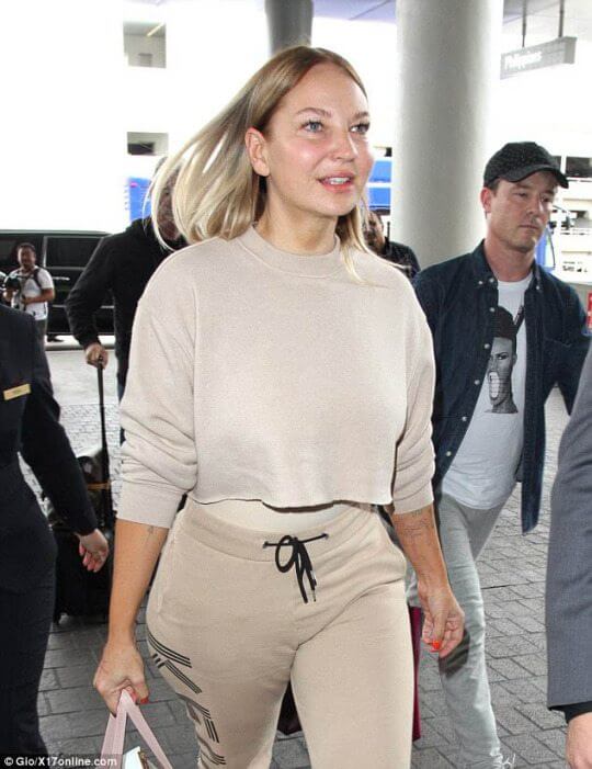 Sia paparazzata in aeroporto senza parrucca e con un nuovo look