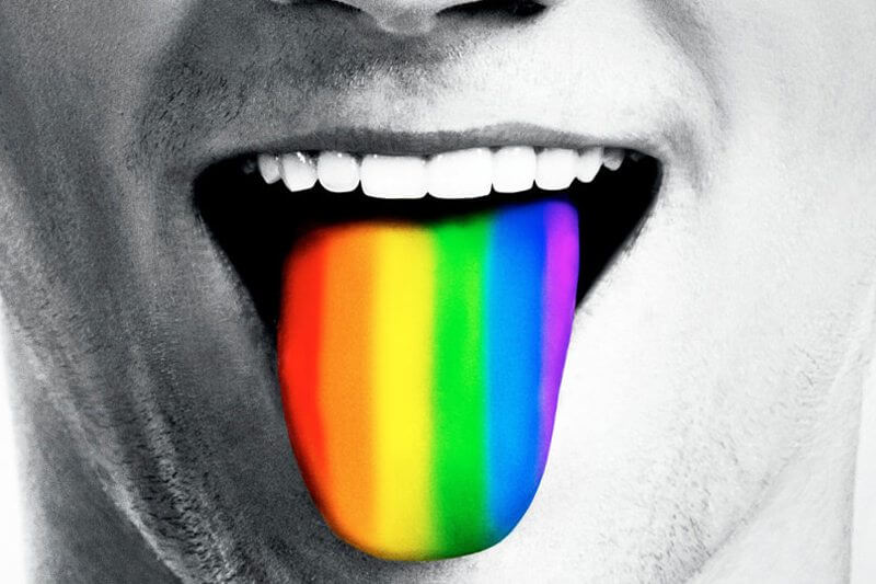 Uno studio rivela: gay e lesbiche non fanno carriera a causa del timbro di voce