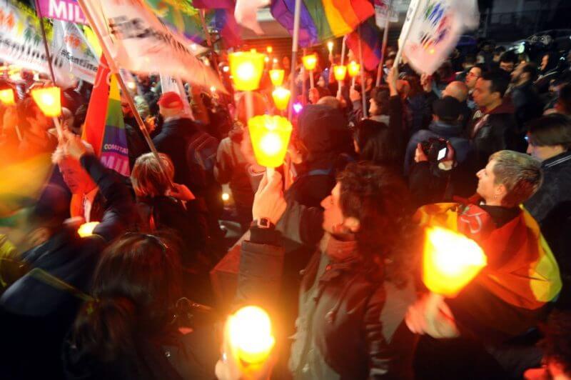 Iera sera a Milano la fiaccolata contro le persecuzioni omofobe in Russia e Cecenia