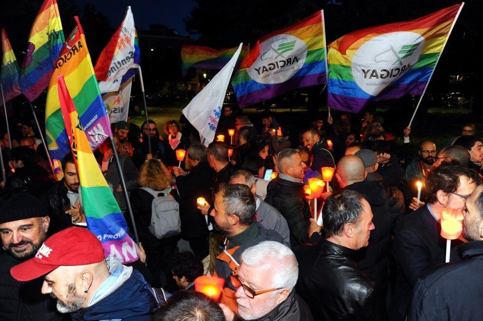 Iera sera a Milano la fiaccolata contro le persecuzioni omofobe in Russia e Cecenia