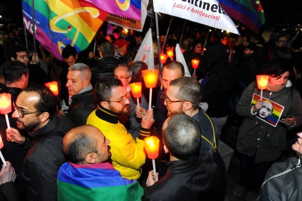 Iera sera a Milano la fiaccolata contro le persecuzioni omofobe in Russia e Cecenia
