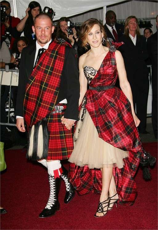 Met Gala, il meglio del peggio degli anni scorsi - 2006 alexander mcqueen e sarah jessica parker - Gay.it
