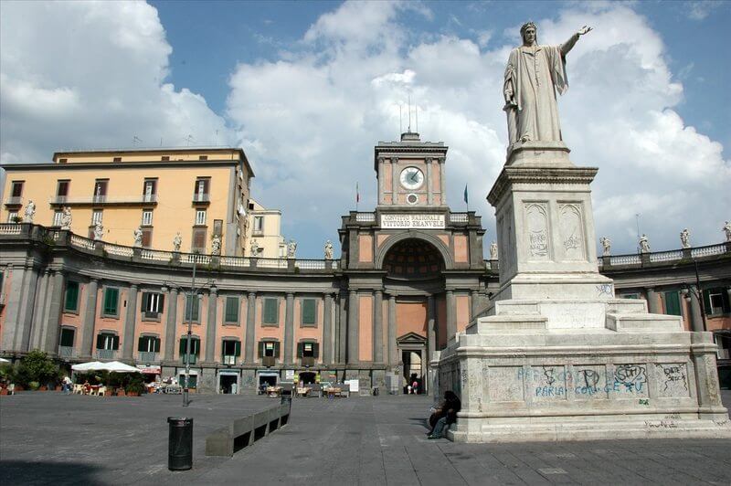 Napoli: due ragazze si baciano in piazza, i militari le fanno allontanare - 23 piazza dante - Gay.it
