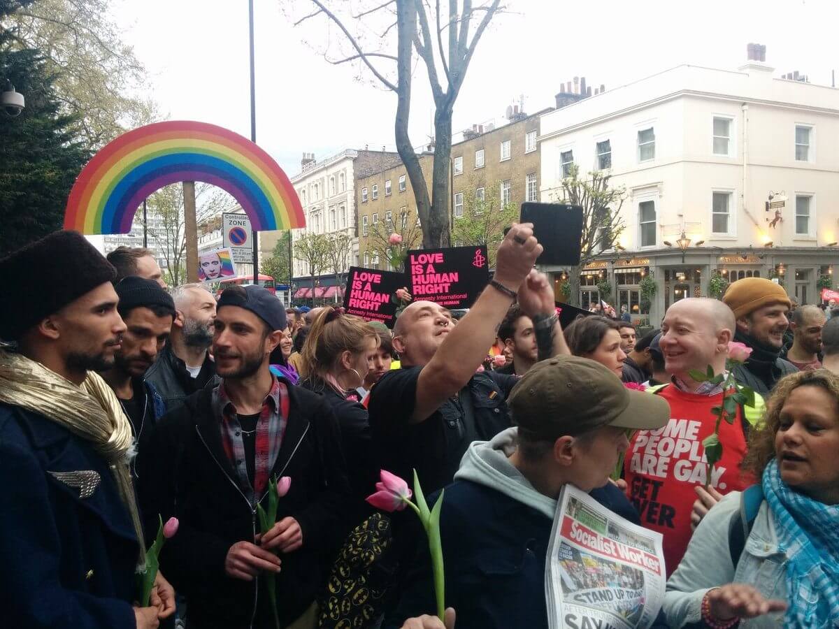 Londra scende in strada per dare voce ai gay imprigionati in Cecenia - C9OqLudXoAM UKa - Gay.it