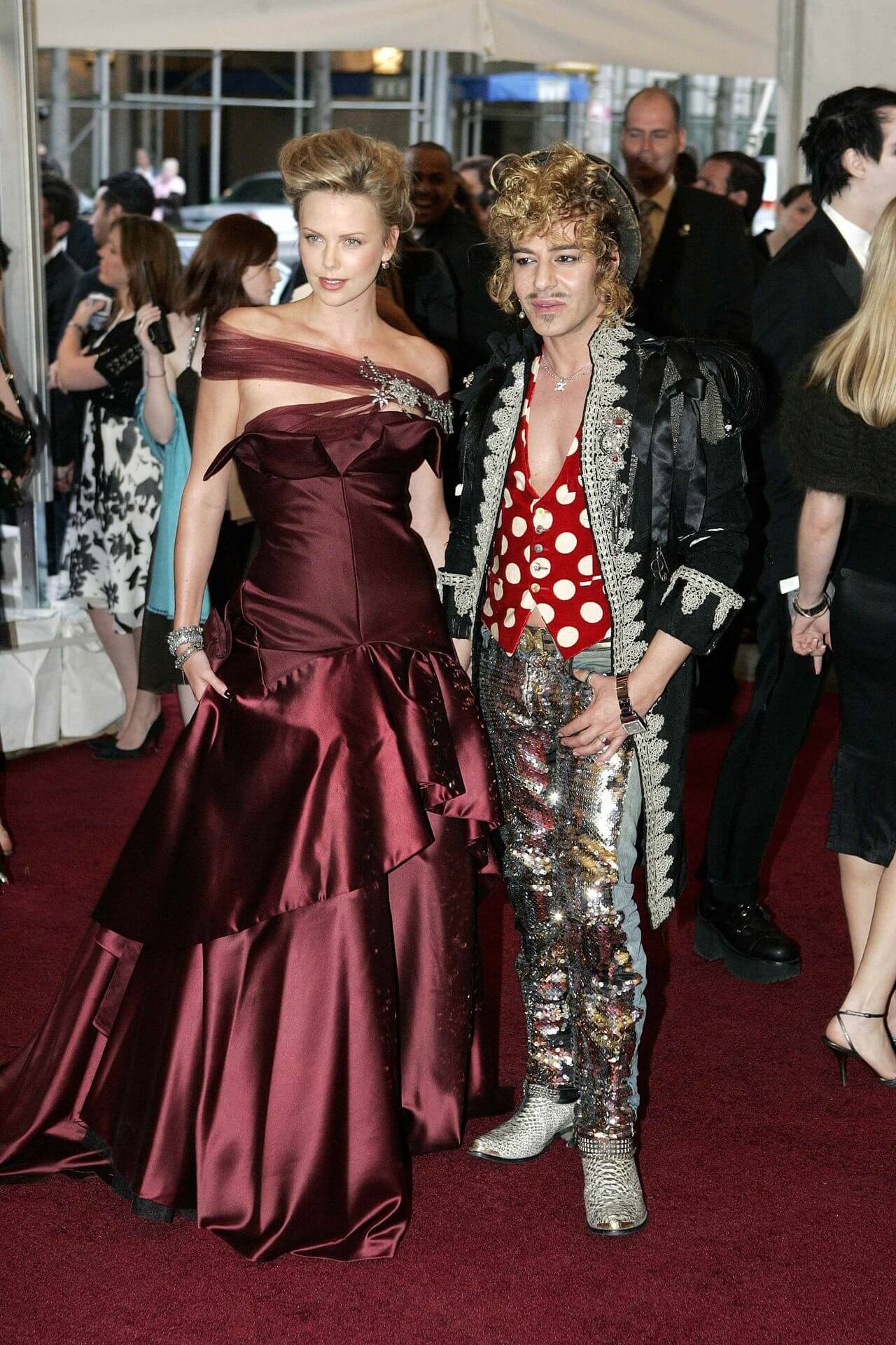 Met Gala, il meglio del peggio degli anni scorsi - JOHN GALLIANO CHARLIZE THERON 2006 - Gay.it