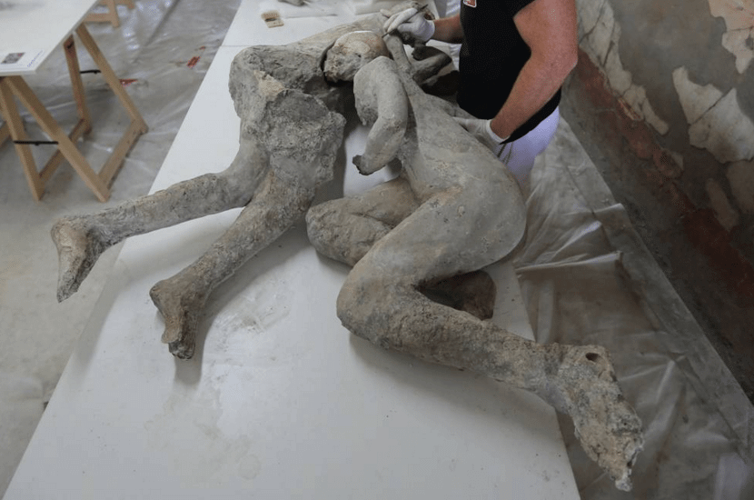 Pompei: rinvenuto il calco di un abbraccio tra due amanti gay - Schermata 2017 04 07 alle 10.33.44 - Gay.it