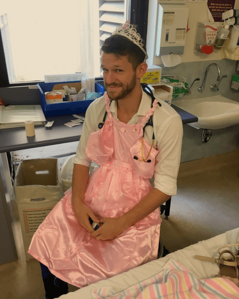 L'irresistibile pediatra (e pallanuotista) gay che regala un sorriso ai bambini malati - Schermata 2017 04 24 alle 13.32.44 - Gay.it