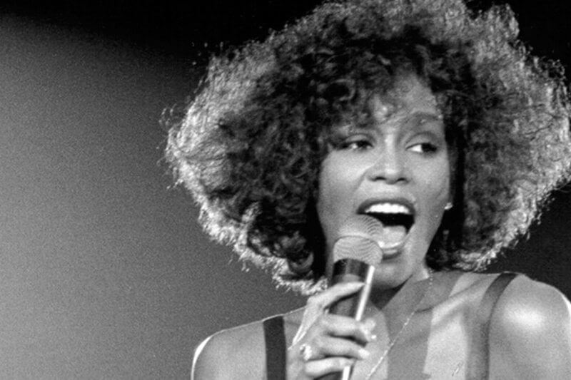 “Whitney Houston era bisessuale”: lo rivela il documentario non autorizzato dalla famiglia