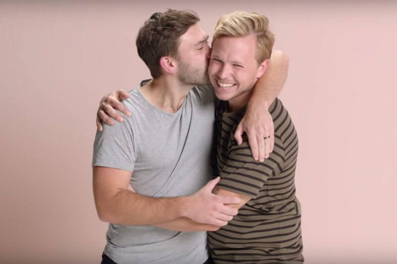 Airbnb: ecco la splendida campagna pro matrimonio gay